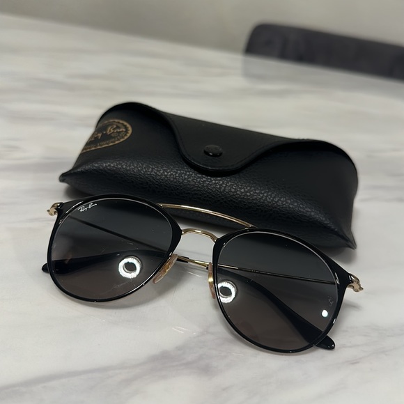 Ray-Ban Sunglasses - Picture 3 of 4